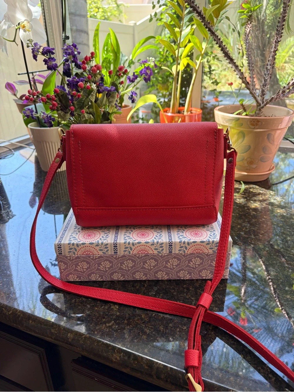 Portland Leather Red Dot Com Medium Metro 🦄